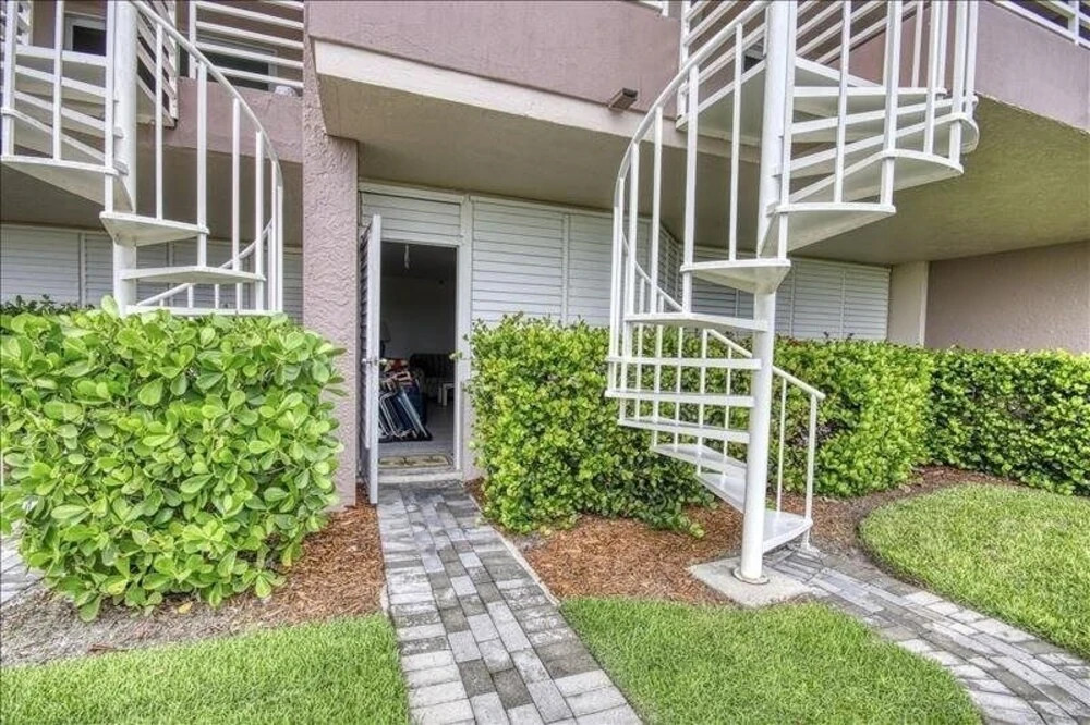 Som 112 - Somerset 2 Bedroom Condo by Redawning
