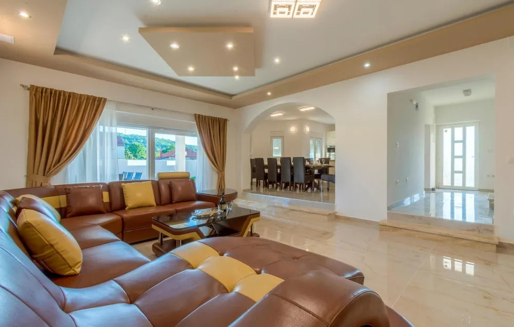 Nice home in Dubrava kod Sibenika w/ Outdoor swimming pool, WiFi and 5 Bedrooms