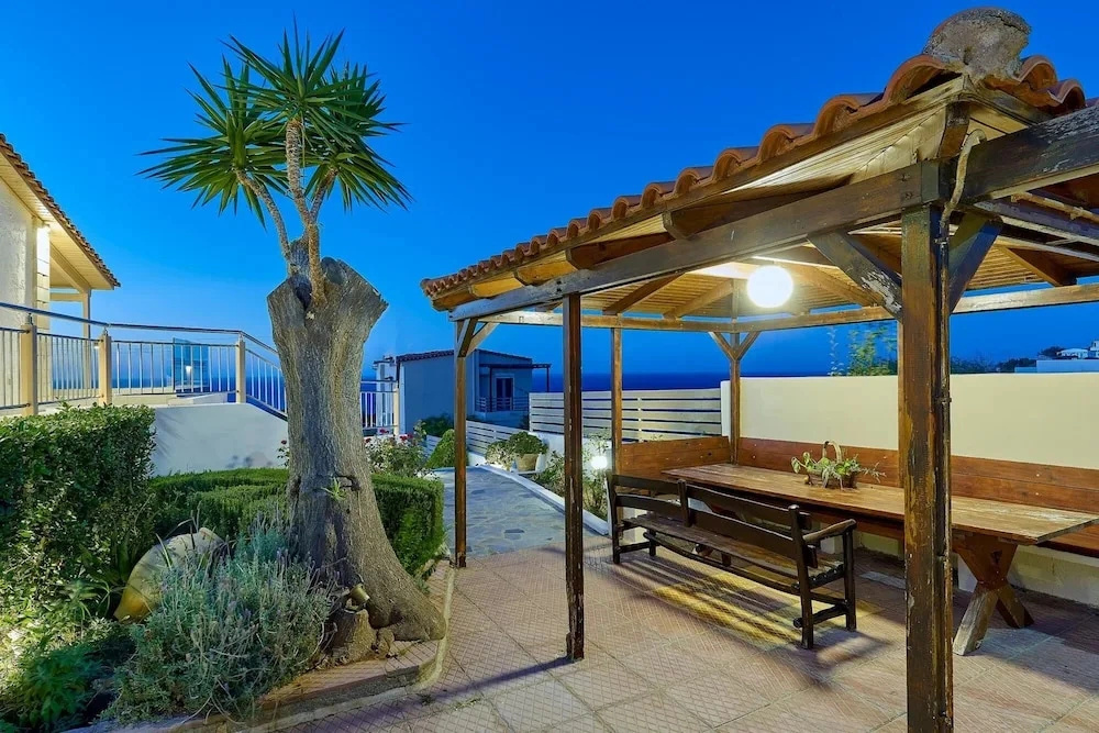 Cozy Pool Front Apartment With sea View Green