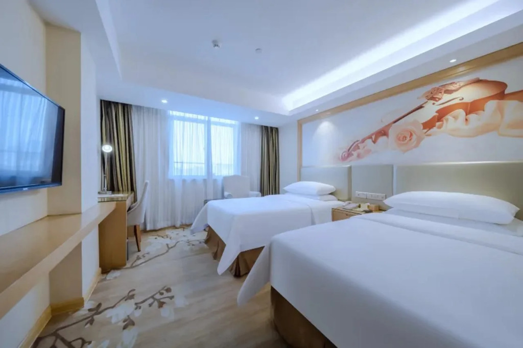Vienna Hotel ( Guanlanhu station Shanshui Tianyuan)
