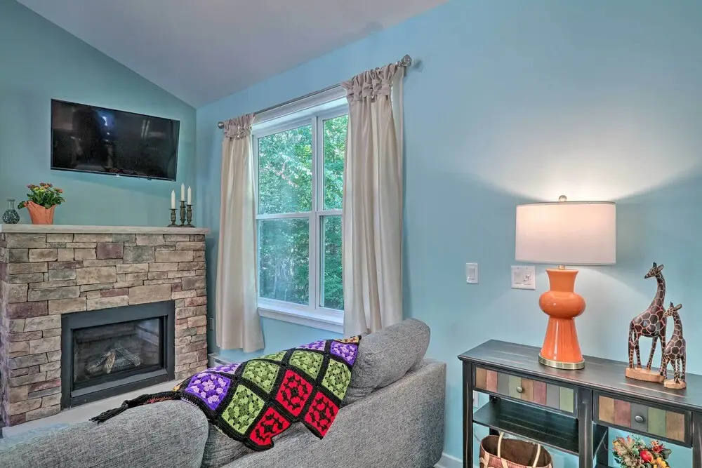 16 Mi to Ski Slopes! Creekside Poconos Cottage