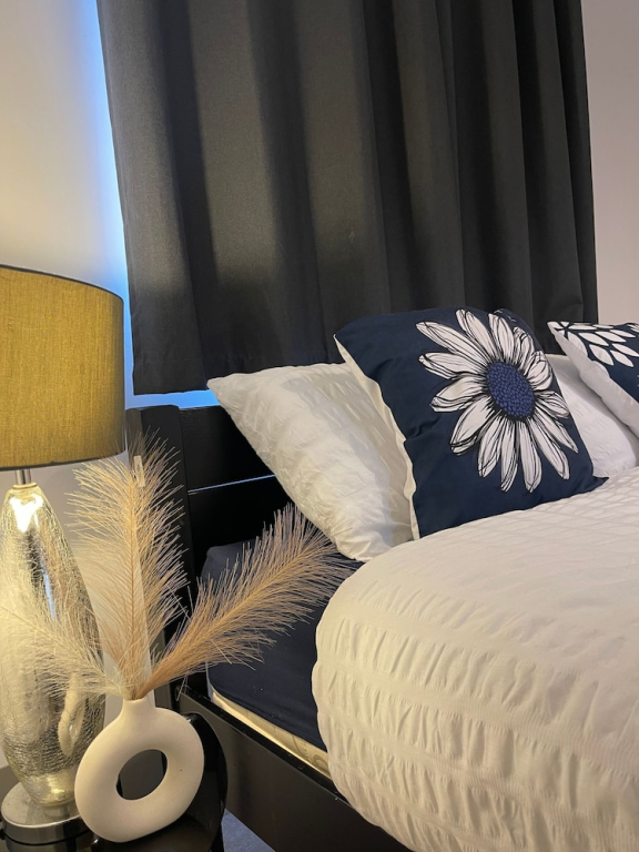 The Luxe Loft 2bed Apartment Free Parking, Fast Wifi & Netflix