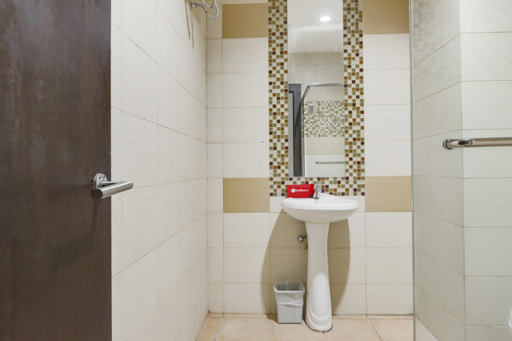 RedDoorz Apartment near Grand City Mall