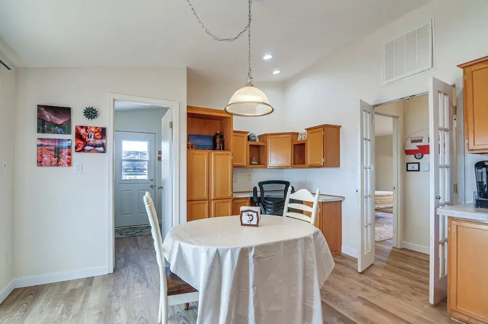 13 Mi to Lake Powell: Mtn-view Home w/ Deck & BBQ