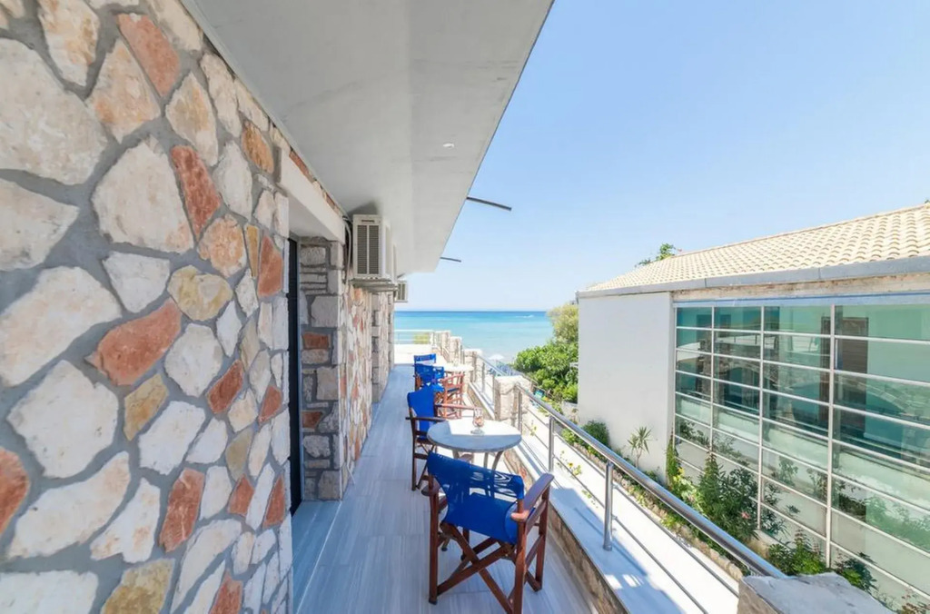 Golden Dolphin Studios & Apartments
