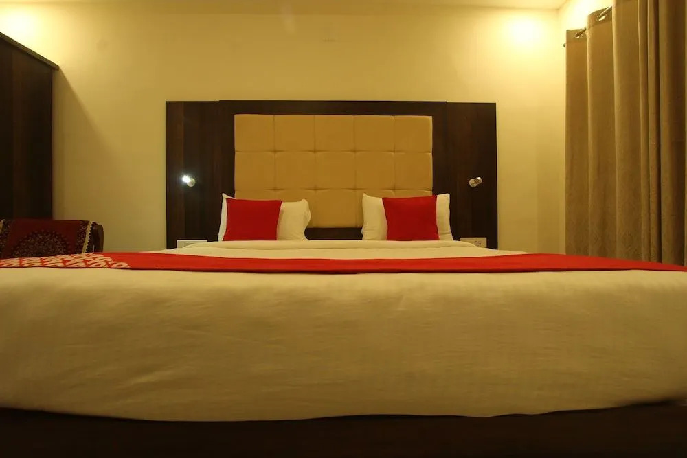 Oyo 26193 Hotel Maple Suites