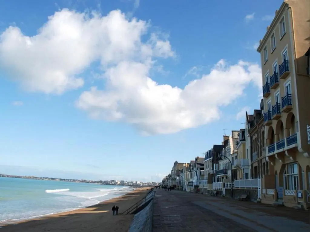 Les Ambassadeurs, Logis Hotel, sa crêperie et son rooftop - Saint Malo Plage