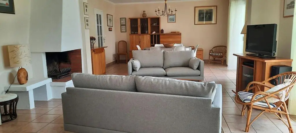 Sumptuous Holiday House Near The Beaches