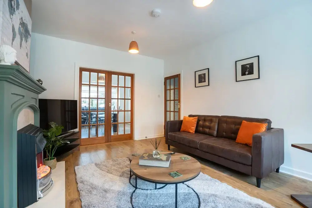 Large-2 Bed House-free Parking