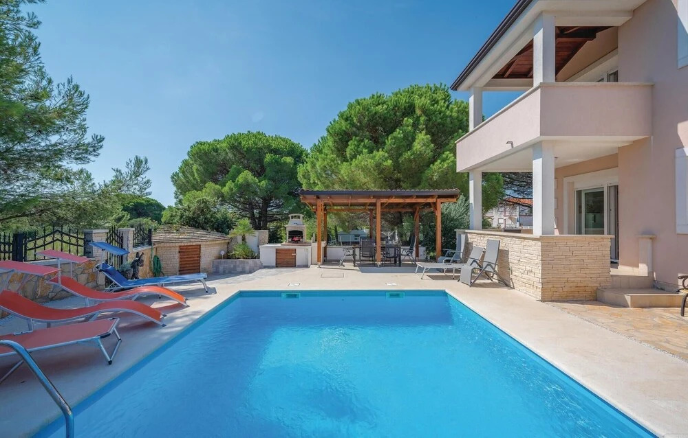 Beautiful Home in Valbandon With Wifi and 4 Bedrooms