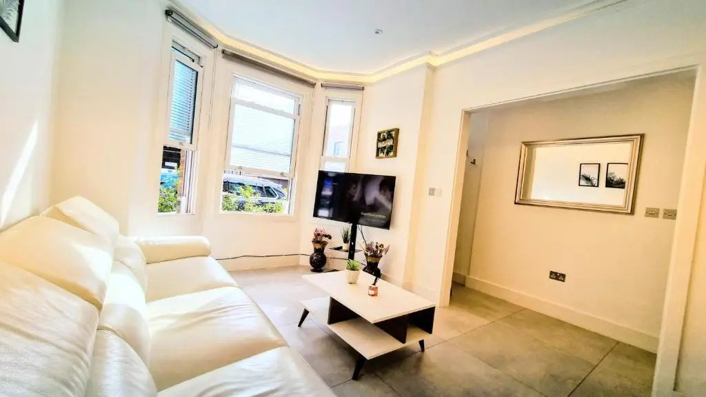 Surbiton Luxury Garden House 19