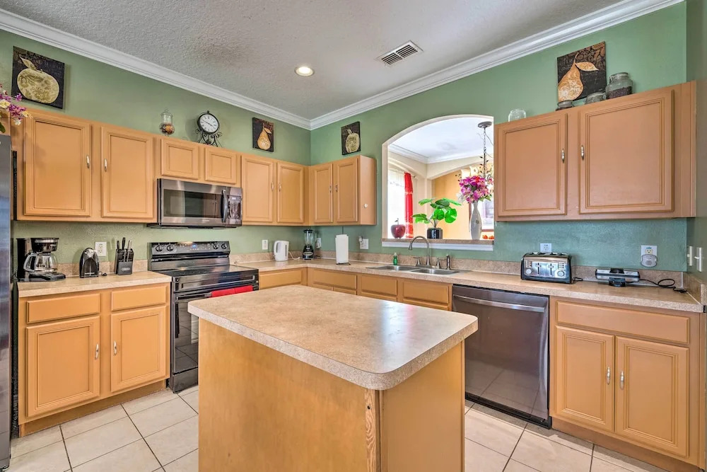Spacious Family Home w/ Spa in Davenport