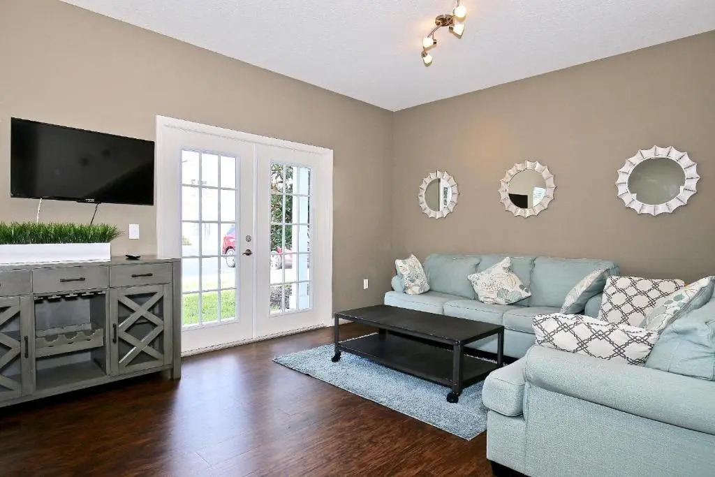 Amazing townhouse fits in10 gated community just 10 min to Disney!