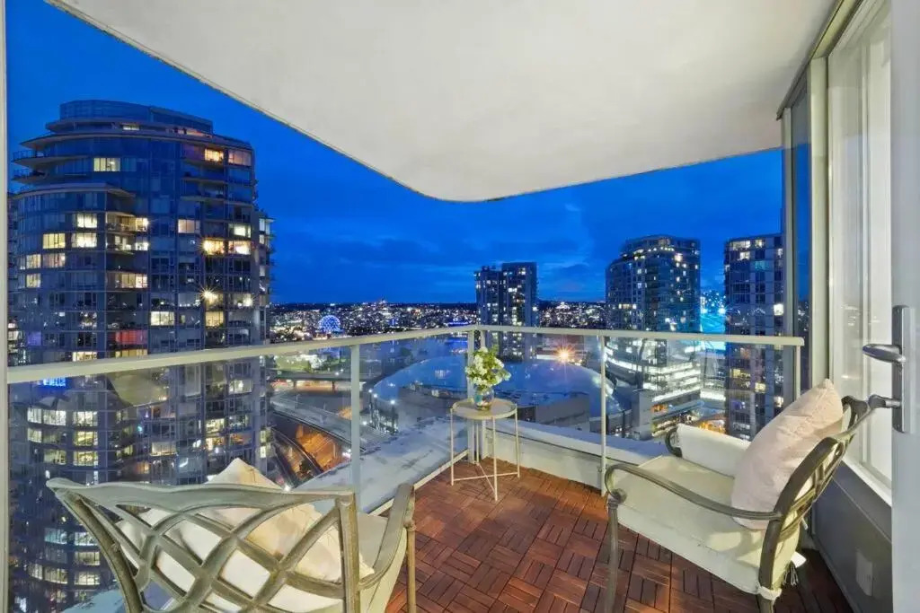 Water View Condo in Downtown Vancouver (2BR/2Bath)