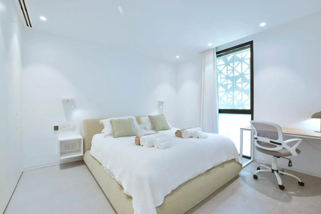 Infinity 0-3 LUXE PARTIAL SEA VIEW 2B