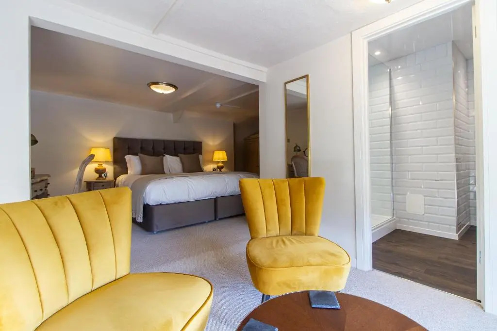 Parva Farmhouse Riverside Guesthouse