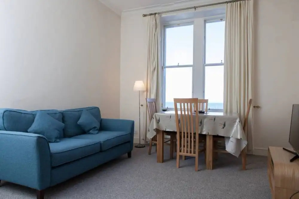 2 Bedroom Flat By The Sea