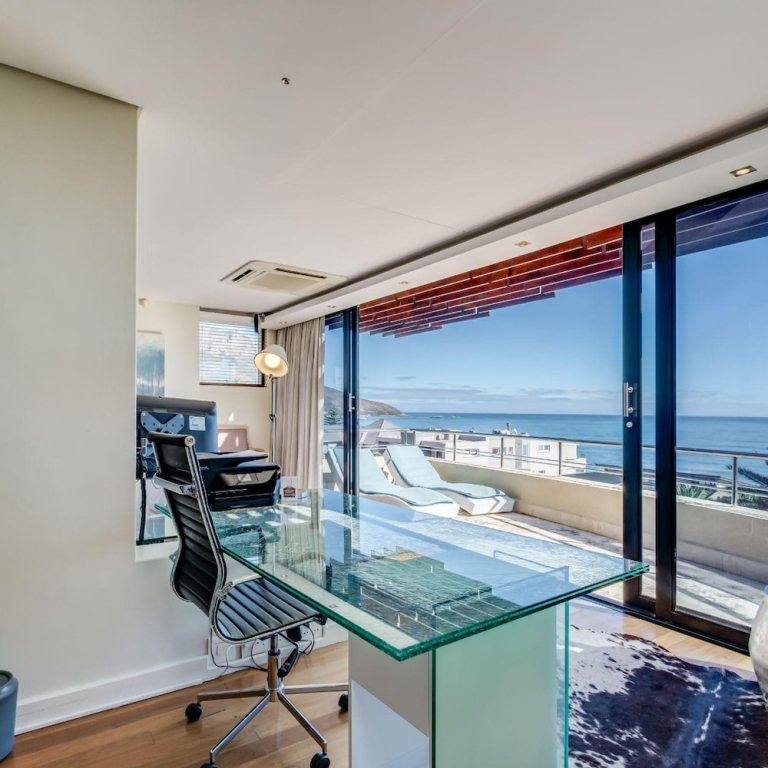 Multi-level Family Villa w Private Pool Views Lions Crest