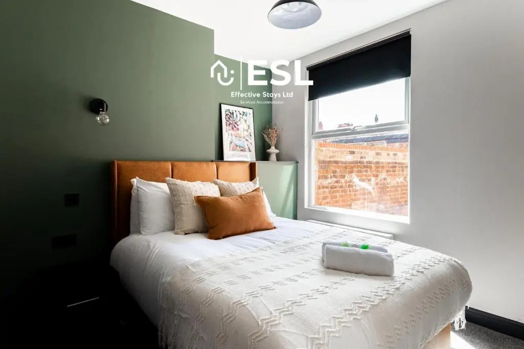 Central 5 Bedroom Townhouse perfectly located 2 mins walk from the Train Station