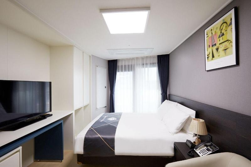 Sokcho Chonpines Beach Hotel