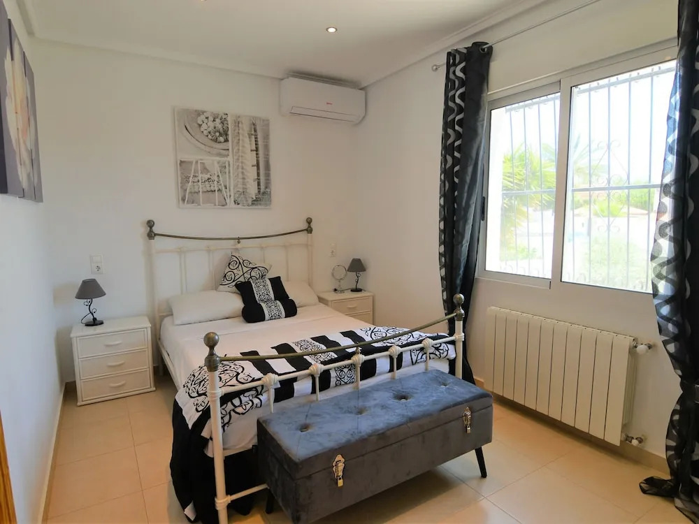 Villa With Private Swimming Pool in Queseda