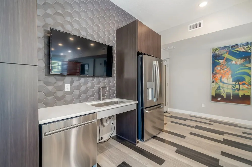 Des Moines Alluring 2BD 2BA Downtown Apartment
