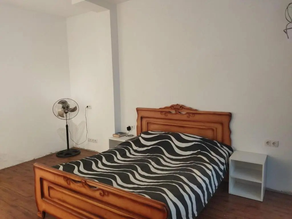 cheerful 5-bedroom home near lisi lake