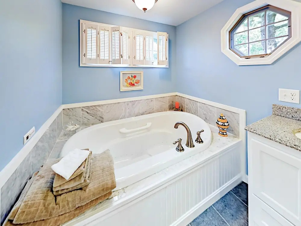 Walk to Beach: South Chatham Home