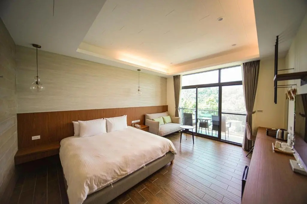 Hu An--The Lakeside House