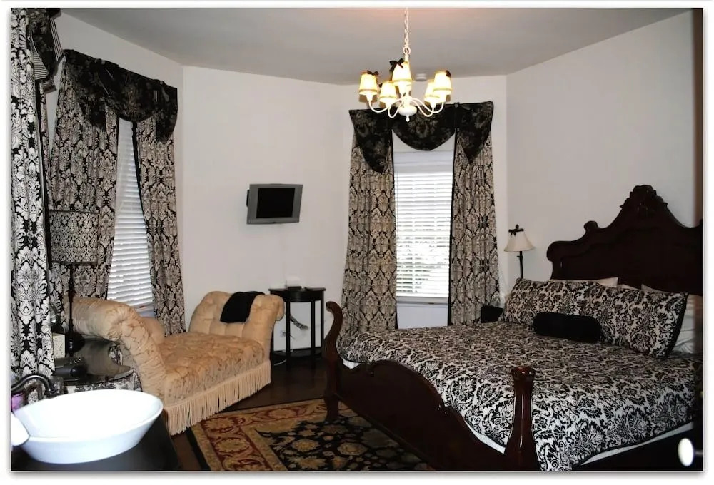 Inn On Poplar Hill