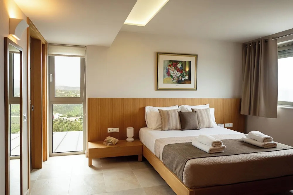 Villa - Sleeps 10 - Pool - Parking - Pool Table