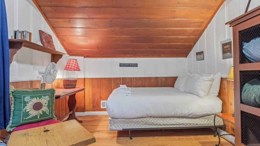 Minutes to Lake Arrowhead Village Cozy Secluded Cedar Cove by AvantStay
