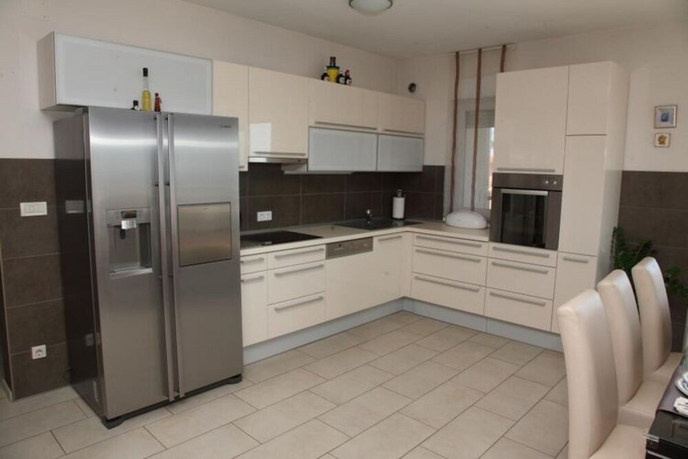 Apartment Toma - Comfort Two Bedroom Apartment With Terrace and Sea View