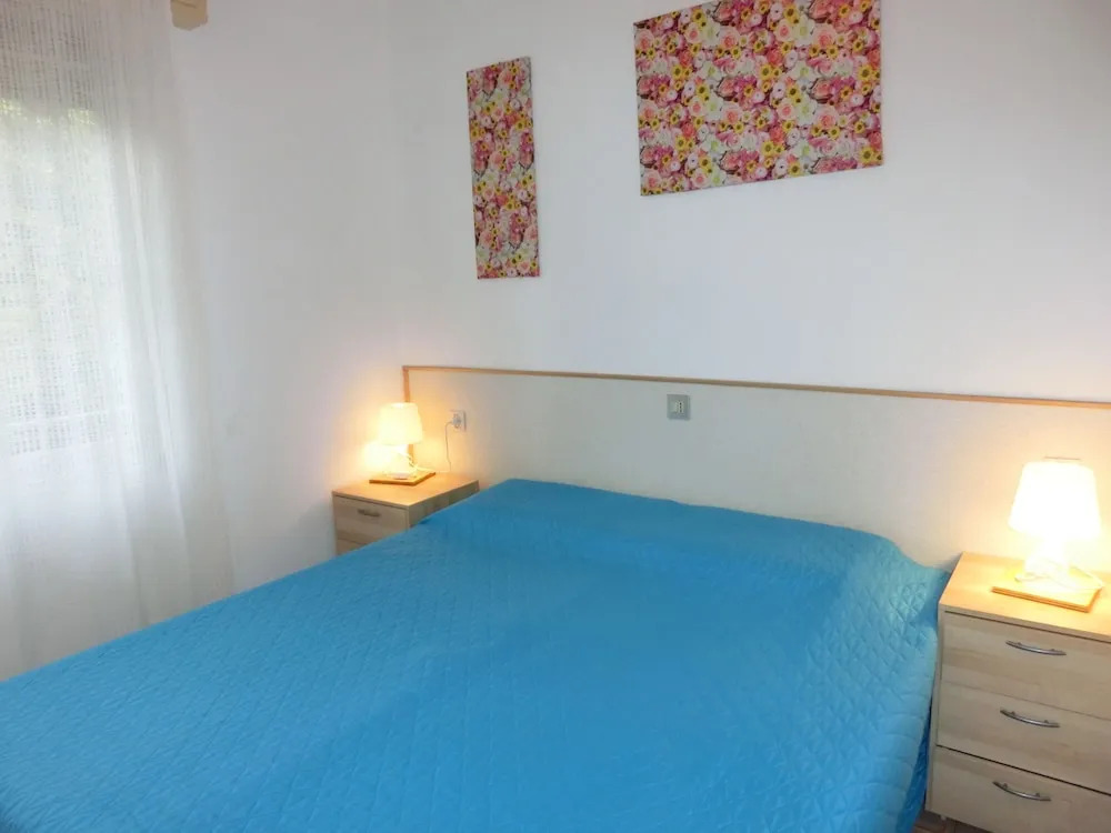 Comfy villa with garden and parking