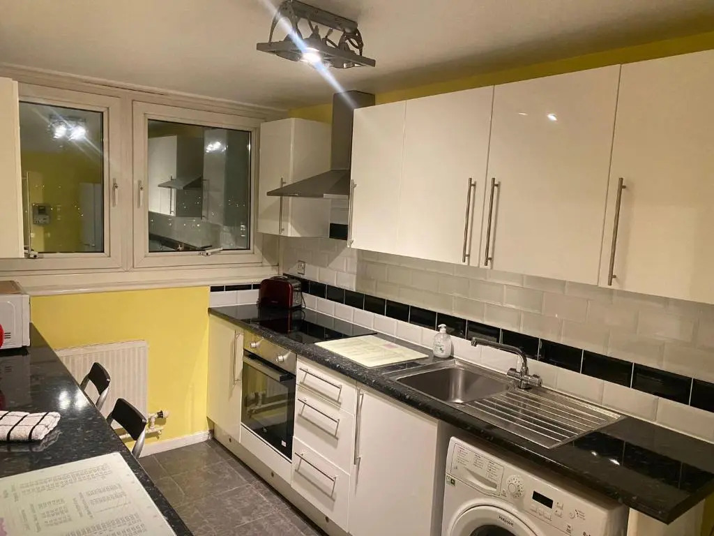Victoria Centre 2 Bedroom Apartments with 4 Beds in Victoria Centre Shopping Centre - Nottingham City Centre - 24 hour access - Most Central Location - Full Kitchen - Opposite Hilton - Parking for Cars or Vans from Five pounds a day - Sunday 1pm Check-out