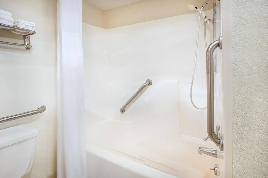 Days Inn by Wyndham Mackinaw City - Bridgeview Area