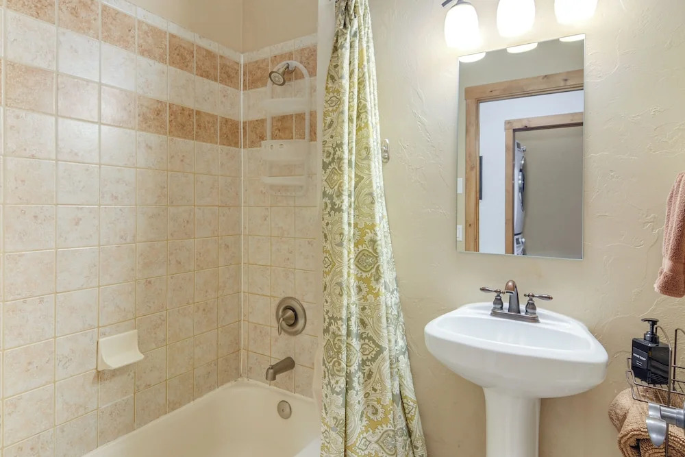 < 1 Mi to Hot Spring: Condo in Pagosa Springs!