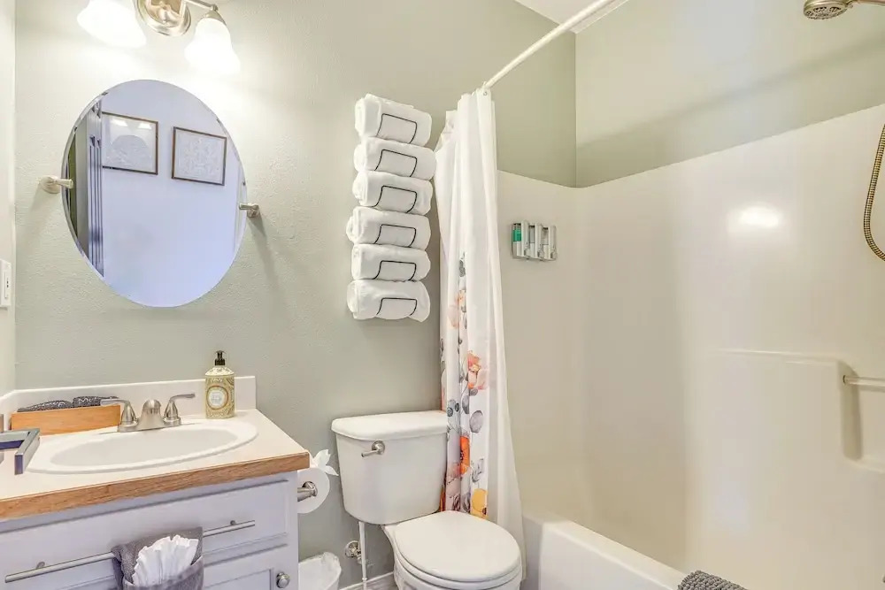 Charming Bend Home w/ Porch & Yard: Great Location