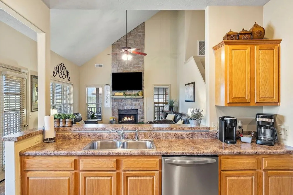 Honey Bee Inn w - Communal Amenities & More!