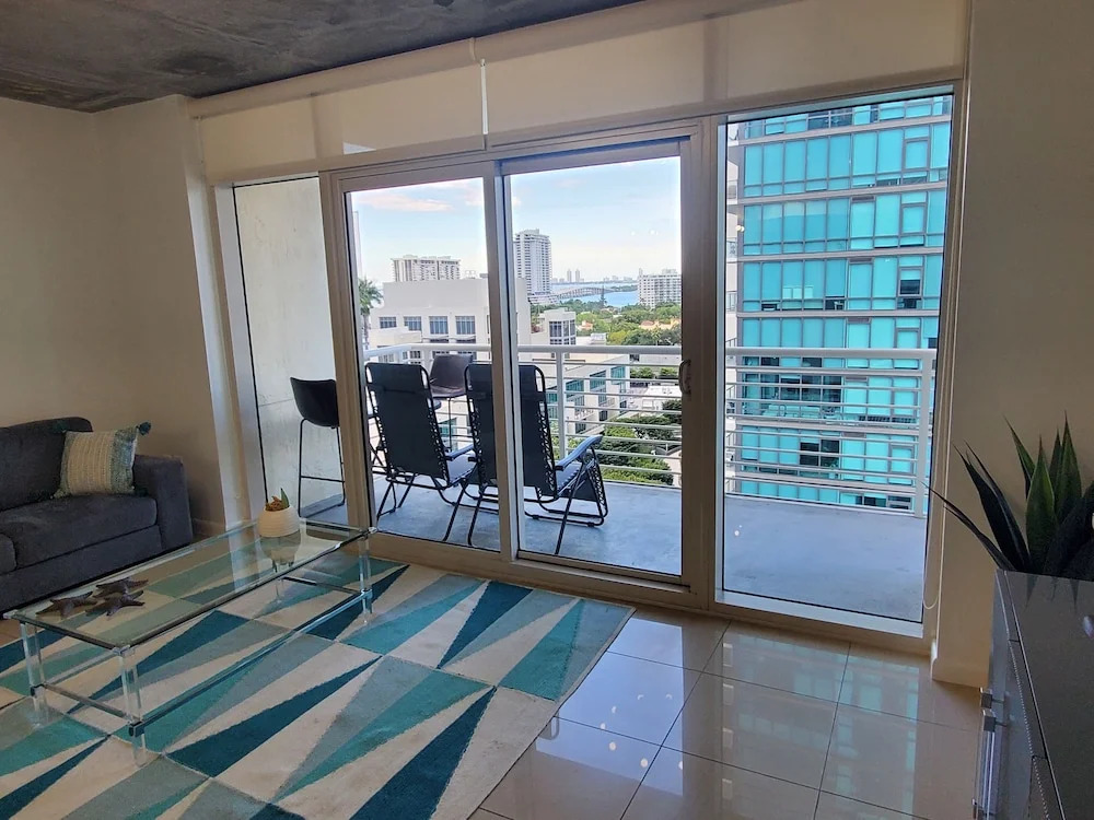 Miami Midblock Condo - City Views, Pool & Balcony