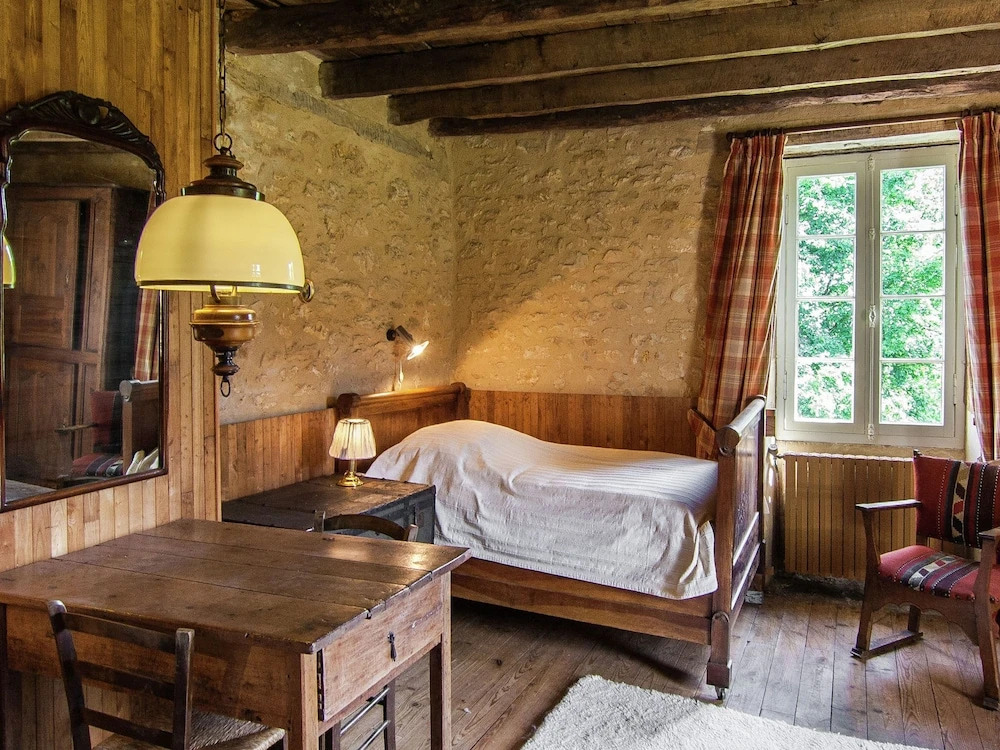 Spacious Farmhouse with private garden in Saint-Cybranet