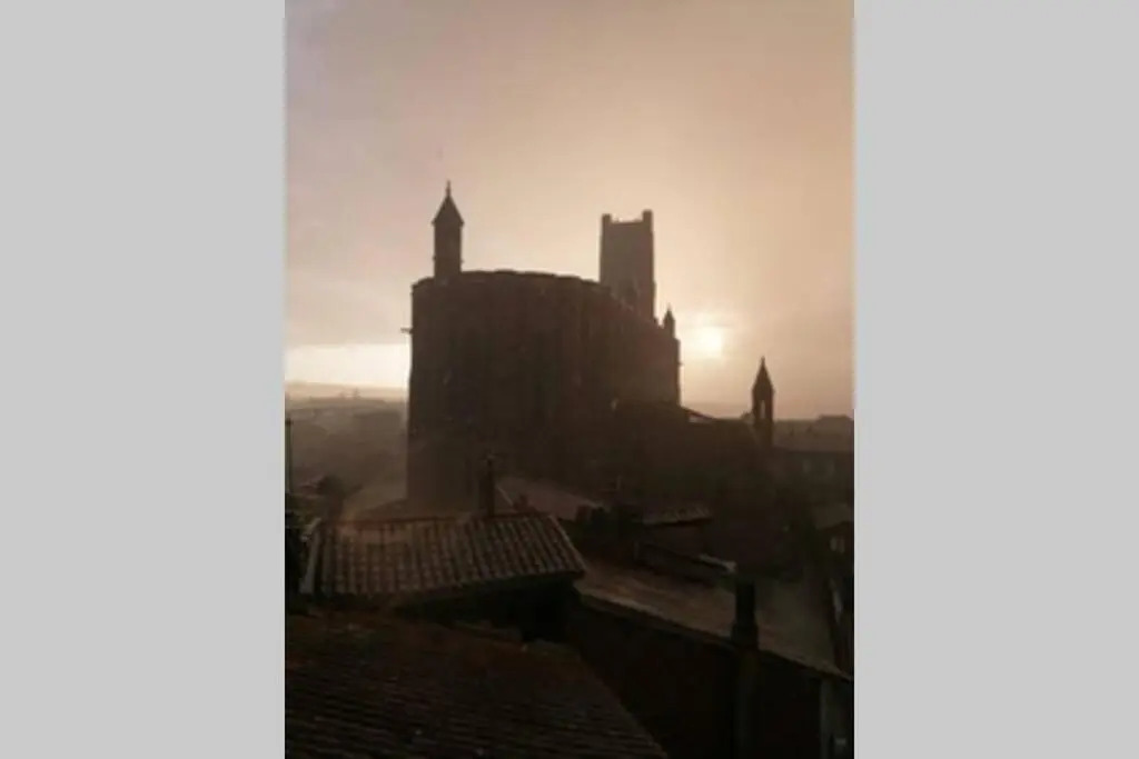 Appartement exceptionnel 4 étoiles hyper centre Albi 65 m2 au 4ème étage sans ascenseur avec une tour du 12ème siècle