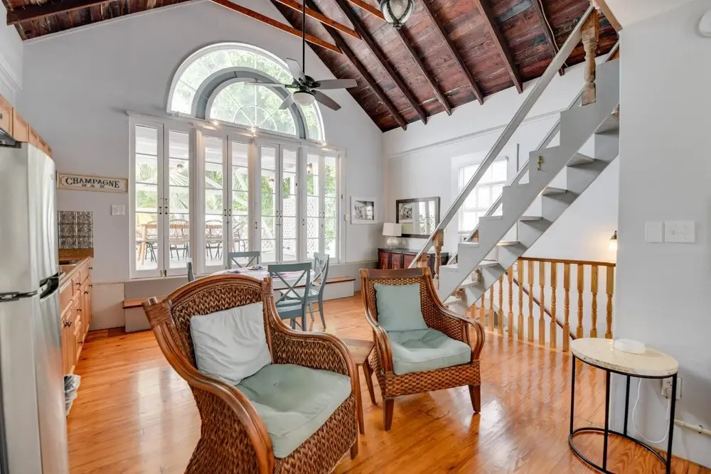 New Coastal Rose - Bright Loft With High Ceilings