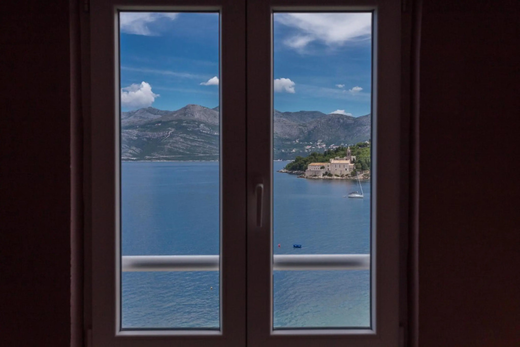 New apartment with terrace and sea view
