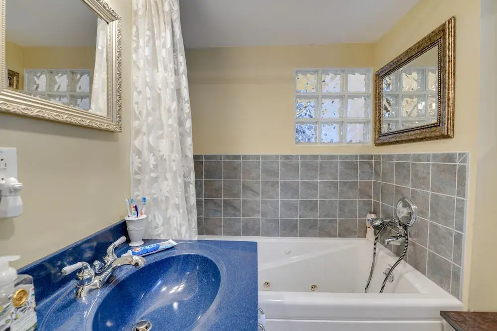 Pet-friendly Home w/ Deck: 4 Mi to Jay Peak Resort