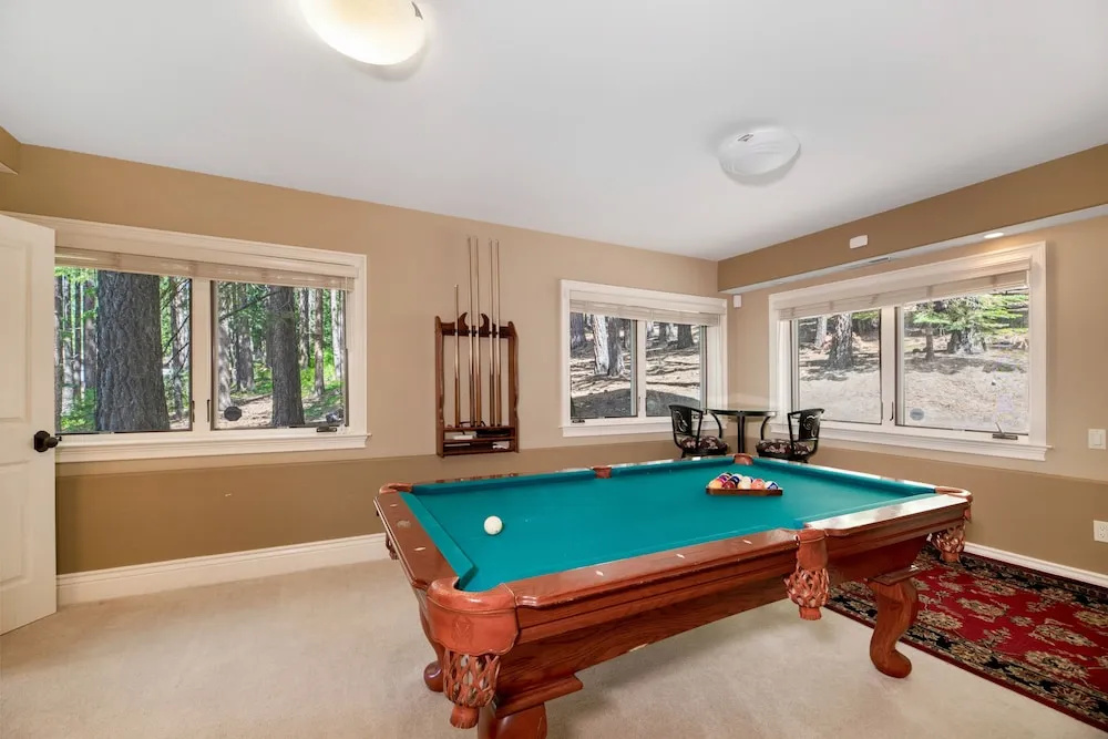4BR 4.5BA Luxurious Tahoe Retreat with Hot Tub S Lake Tahoe by RedAwni