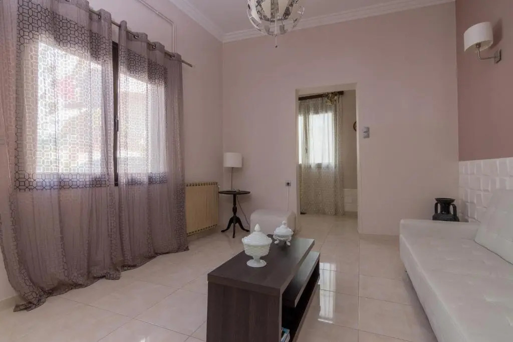 Delightful 2 bedroom flat next to Mikrolimano