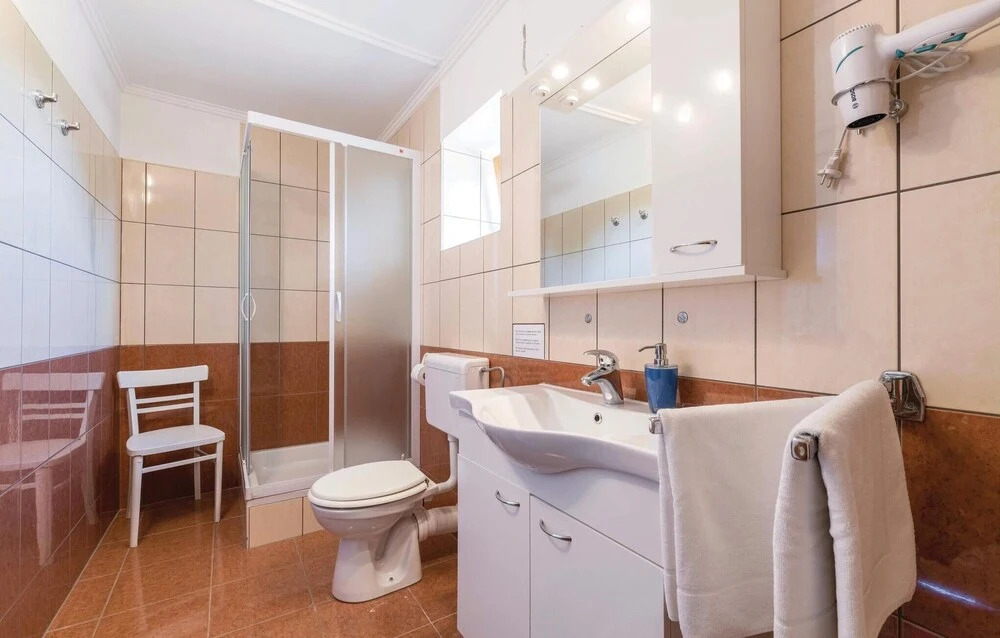 Stunning Home in Kuzinici With Wifi and 5 Bedrooms