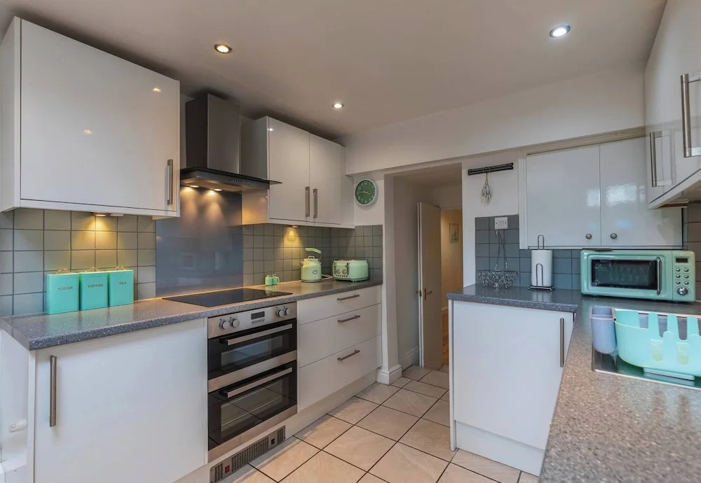 Spacious Seafront Apartment, Garden Free Parking