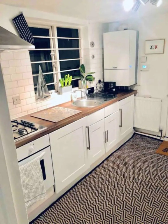 Modern 1 Bedroom Flat in Battersea With Patio